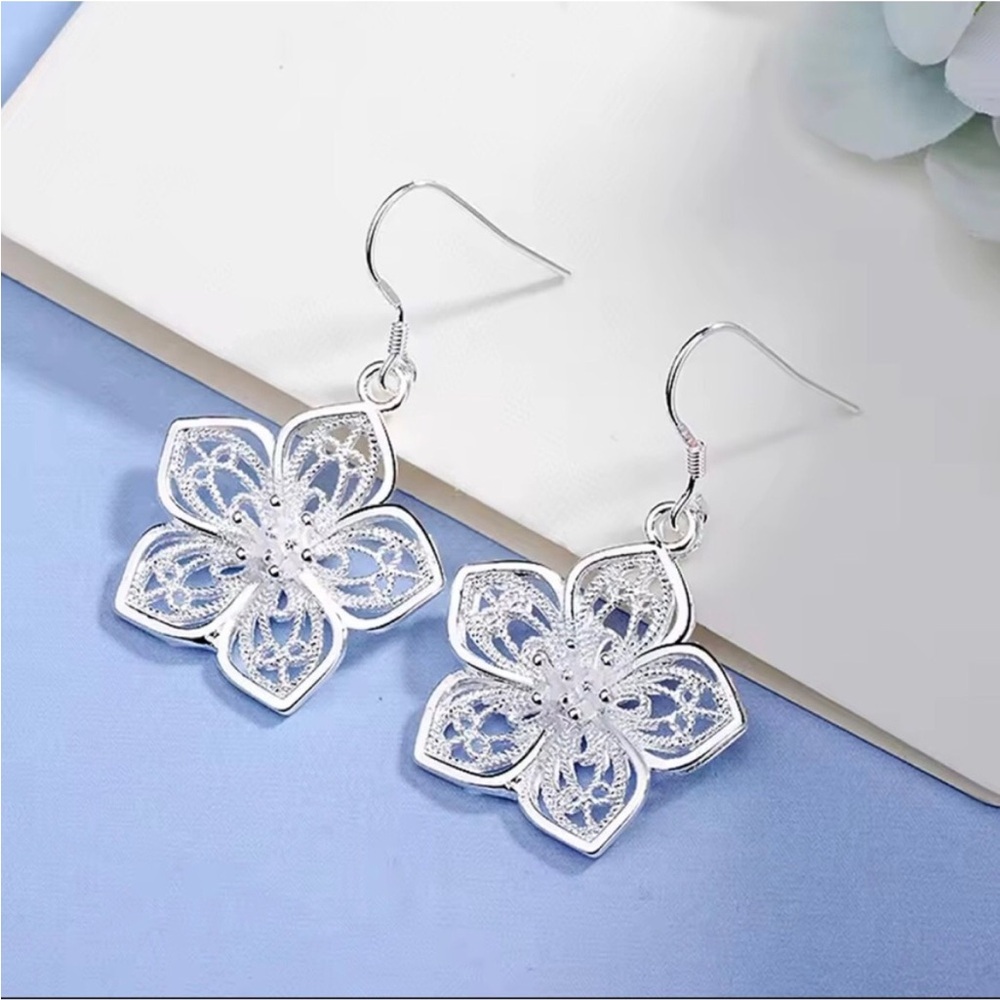 Clearance! NEW 925 SILVER SPRING DAHLIA FLOWER GARDEN EARRINGS - Picture 2 of 5